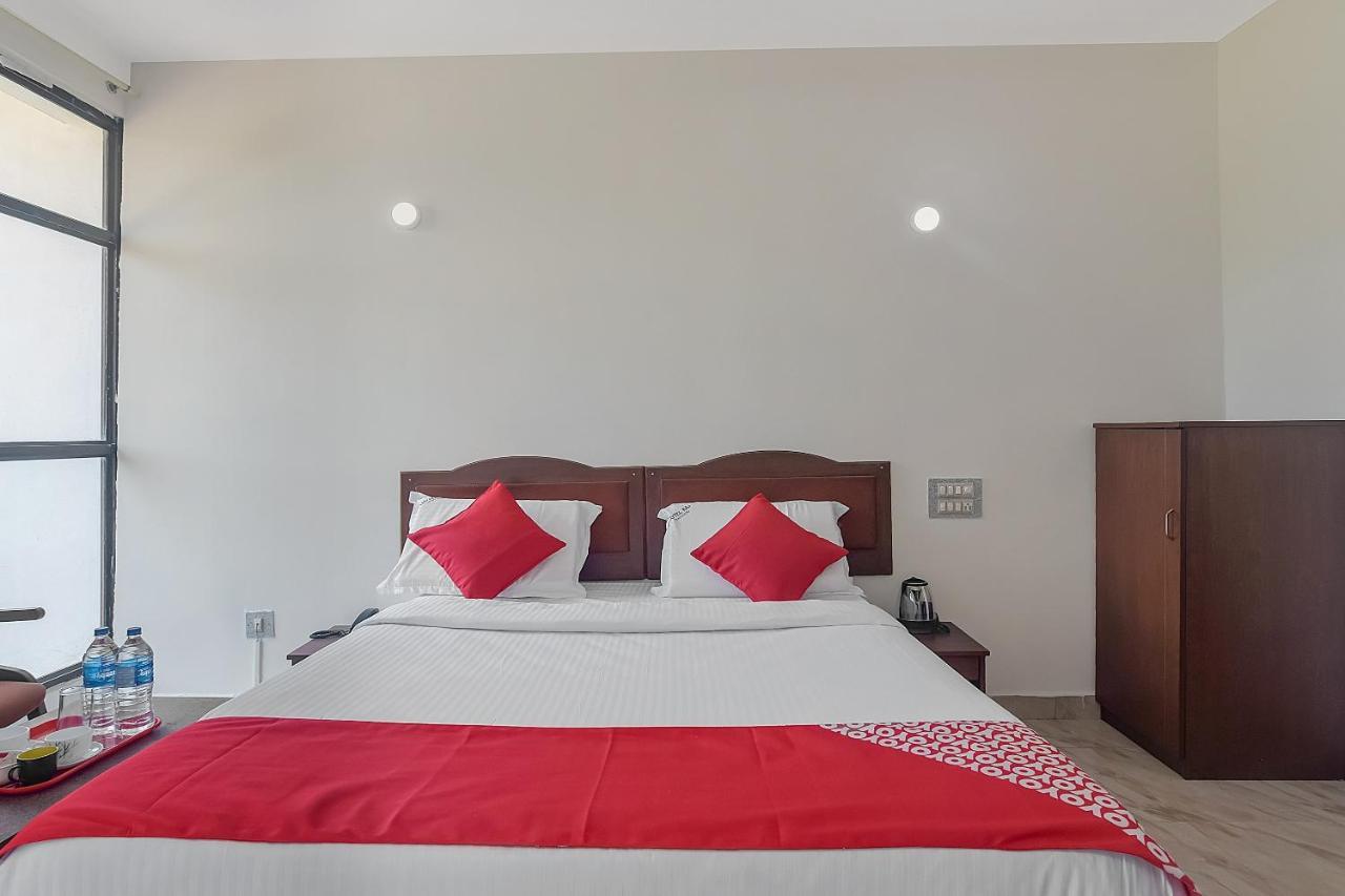Oyo 13581 Hotel Raj Madikeri Exterior photo