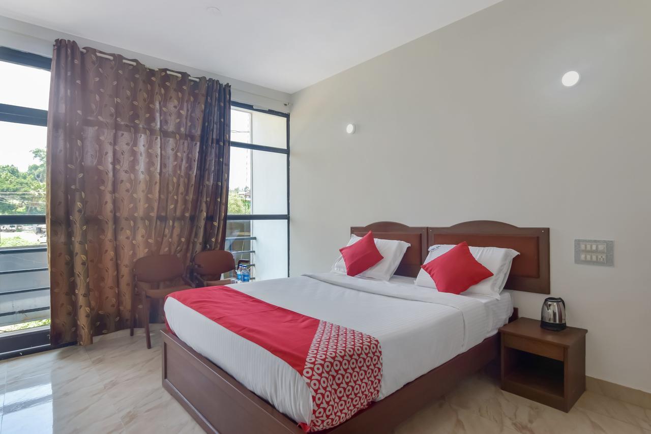 Oyo 13581 Hotel Raj Madikeri Exterior photo